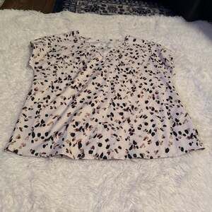 Unbranded white blouse with black, brown,‎ and tan abstract splatters